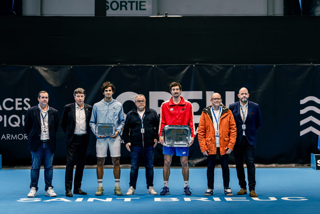 La remise des prix de la finale de simple de l’Open Saint-Brieuc 2026
