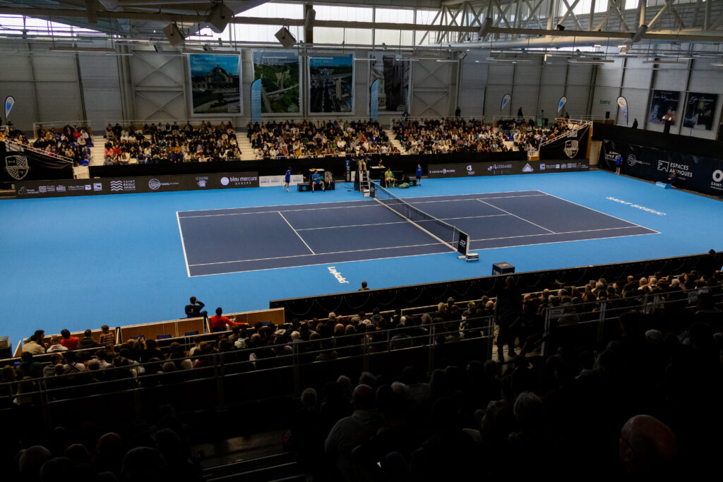 Le court central et les tribunes de la salle Steredenn pendant l’Open 2026