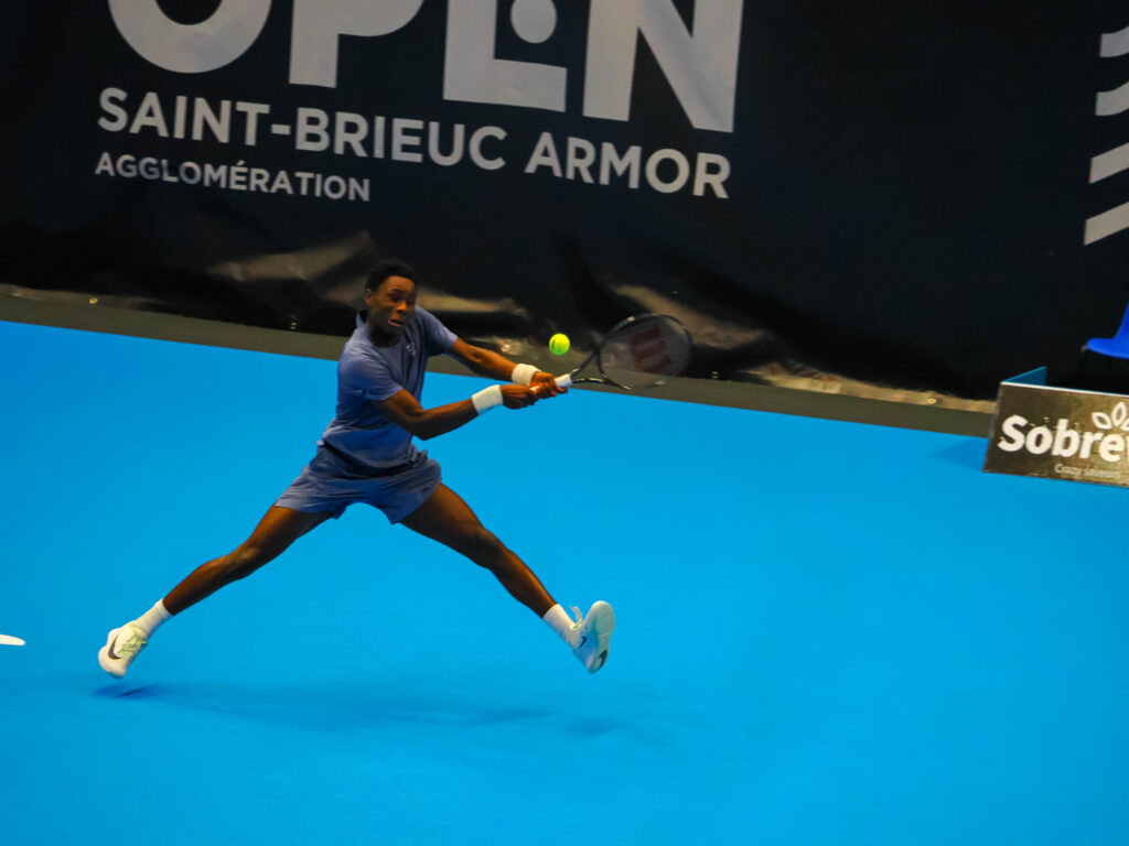 Un joueur à l’échange sur le court de l’Open Saint-Brieuc en 2026